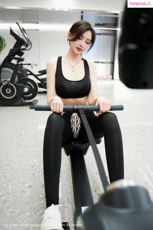 周妍希 奶瓶土肥圆 [XiuRen]高清写真图 2024.07.05 No.8810 Carol周妍希X 健身场景第22张图片